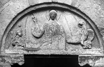 Christusdarstellung im Tympanon des Nordportals der St. Laurentius-Kirche