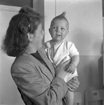 Provinzial-Hebammenanstalt Bochum, Säuglingsklinik, 1951: Mutter und Kind im Wiegeraum.