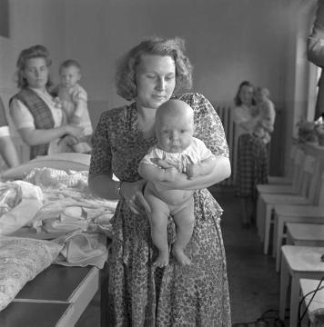 Provinzial-Hebammenanstalt Bochum, Säuglingsklinik, 1951: Mütter und Kinder im Wiegeraum. 