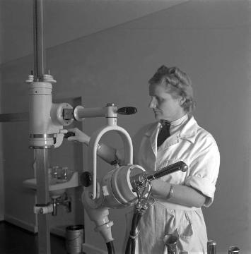 Provinzial-Hebammenanstalt Bochum, 1951: Ärztin bei der Arbeit.