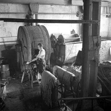 Lederverarbeitung: Arbeiter in der Gerberei