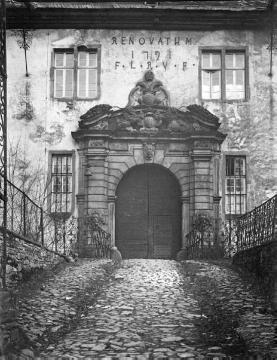 Burg Schnellenberg bei Attendorn, barockes Eingangsportal mit Wappenaufsatz