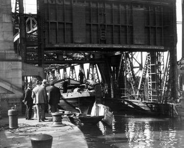 Schiffshebewerk Henrichenburg am Dortmund-Ems-Kanal, eingeweiht 1899: Ausfahrt eines Schiffes, um 1930?