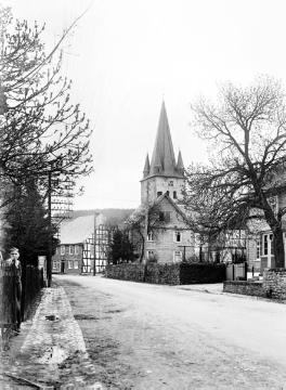 Drolshagen, Straßenansicht mit St. Clemens-Kirche, um 1926?