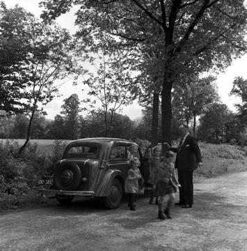 Familienausflug mit dem Auto in den Schlosspark von Herdringen