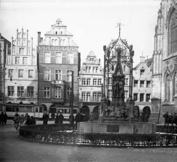 Blick auf den Prinzipalmarkt mit Lamberti-Brunnen - im Hintergrund mit Straßenbahn