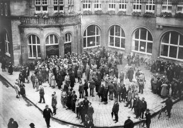 Menschenansammlung vor der Städtischen Sparkasse an der Ecke Klemensstraße/Ludgeristraße