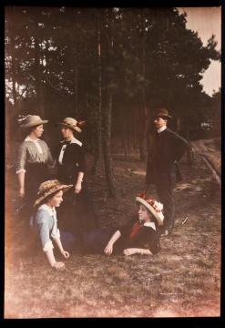 Fotograf Ernst Jäger mit seinen drei Halbschwestern Änne, Maria-Elisabeth (stehend) und Gertrud (liegend), Töchter seines Vaters Johann Hermann Jäger und seiner zweiten Ehefrau Gertrud. Harsewinkel, um 1912. Autochrom.