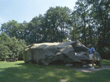 Der "Große Stein von Tonnenheide": Vor 200.000 Jahren von eiszeitlichen Gletschern aus Schweden mitgeführt, größter Findling Westfalens - 10 m lang, 7 m breit, 3 m hoch, 300 t schwer