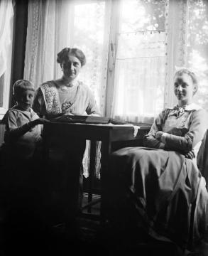 Dr. Joseph Schäfer, Familie: Gattin Maria Schäfer mit Sohn Hans-Joachim und Tochter Maria beim Lesen, Wohnung Halterner Straße 9, Recklinghausen, 1914