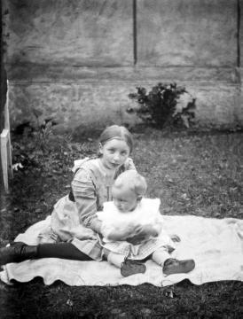 Dr. Joseph Schäfer, Familie: Tochter Maria (geb. 1900) mit ihrem Bruder Hans-Joachim (geb. 1910) im Garten, Wohnung Halterner Straße 9, Recklinghausen, um 1912