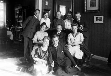 Dr. Joseph Schäfer, Gesellschaftsleben: Tochter Maria Schäfer (stehend, links) mit Gästen anlässlich ihres 20.Geburtstages, Recklinghausen im Mai 1920