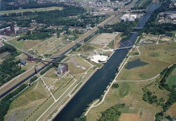 Rhein-Herne-Kanal mit Nordsternpark (ehemalige Zeche Nordstern), 1997 Veranstaltungsort der Bundesgartenschau