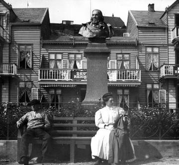 Denkmal des August Heinrich Hoffmann von Fallersleben auf Helgoland, häufig besuchter Erholungsort des Dichters, Aufnahme um 1912?