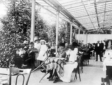 Arminiusbad: Kurgäste auf der Caféterrasse des Kurhauses, um 1910?