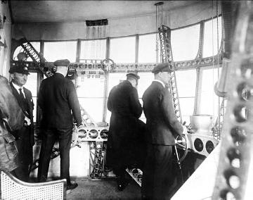 Luftschiff LZ 127 Graf Zeppelin, in Betrieb 1928-1940: Blick in den Steuerraum - je ein Pilot am Höhen- und Seitenruder, undatiert, Aufnahme um 1930?