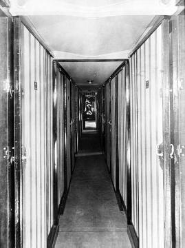 Luftschiff LZ 127 Graf Zeppelin, in Betrieb 1928-1940: Mittelgang mit Türen zu den 10 Passagierkabinen und 2 Waschkabinen mit Blick Richtung Salon, Aufnahme undatiert, um 1930?