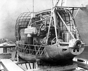 Luftschiff LZ 127 Graf Zeppelin, in Betrieb 1928-1940: Einer von fünf je 530 PS starken Maybach-Motoren vom Typ  VL2 in der Motorgondel des Luftschiffes, Aufnahme undatiert, um 1930?
