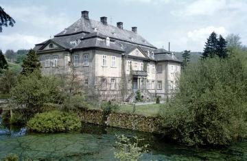 Schloss Körtlinghausen, Seitenansicht mit Gräfte: Erbaut 1716-43 nach Plänen von Justus von Wehmer, seit 1830 Familiensitz der Freiherren von Fürstenberg