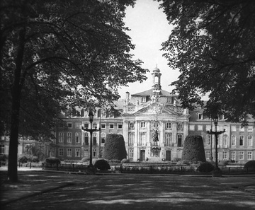 Das Residenzschloss, mittlere Hauptfront mit Kaiser Wilhelm-Denkmal, vor 1942,  Barockbau nach Plänen von Johann Conrad Schlaun, erbaut 1767-1787