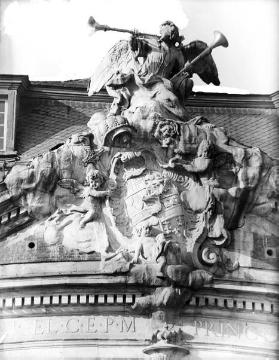 Residenzschloss: Giebelzier am Mittelrisalit der Stadtfassade (Wappenkartusche und "Fama")