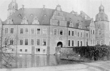 Schloss Darfeld mit Gräftenbrücke, um 1930?: Ursprungsbau 1612-18 errichtet von Gerhard Gröninger, nach Brand 1899 Wiederaufbau durch Hermann Schaedler 1902