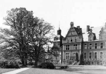 Schloss Darfeld mit Zufahrt, um 1930?: Ursprungsbau 1612-18 errichtet von Gerhard Gröninger, nach Brand 1899 Wiederaufbau durch Hermann Schaedler 1902