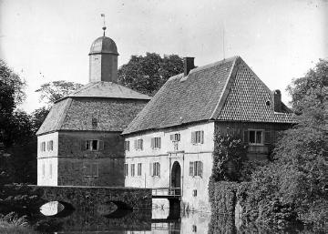 Schloss Westerwinkel bei Herbern: Torhaus mit Gräfte und Brücke