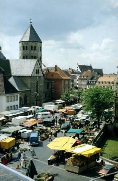 Wochenmarkt am St. Liborius Dom mit Blick auf die Gaukirche (St. Ulrich-Kirche)