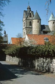 Busdorfkirche (ehemals St. Petrus und Andreas-Kirche): Treppentürme und Westturm von Südosten