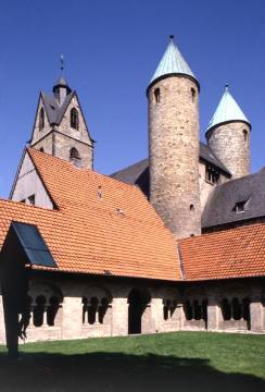 Busdorfkirche (ehemals St. Petrus und Andreas-Kirche): romanische Treppentürme und Kreuzgang