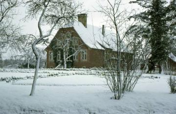 Haus Rüschhaus mit verschneitem Garten