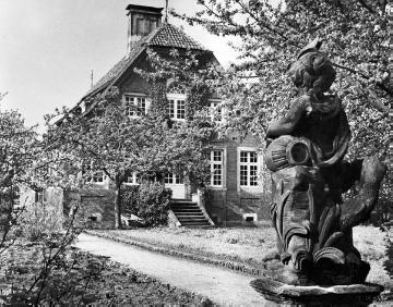 Haus Rüschhaus, Gartenseite mit Putto - Barockbau von Johann Conrad Schlaun, erbaut 1745 ff. zur Eigennutzung, 1826-1846 Wohnsitz der Annette von Droste-Hülshoff, seit 1936 Droste-Museum