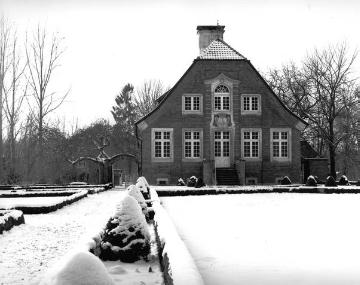 Haus Rüschhaus mit verschneitem Garten