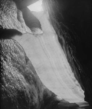 Die "Gardine" - Kalksinterfahnen in der Attendorner Tropfsteinhöhle (Atta-Höhle), entdeckt 1907, Naturdenkmal