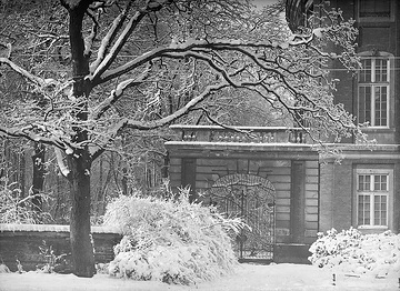 Das Residenzschloss: Eingangstor zum Schlossgarten im Winter, um 1930?