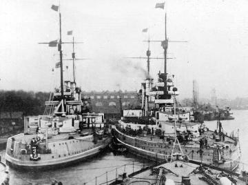Ende des Ersten Weltkriegs: Deutsche Kriegsschiffe haben als Zeichen der Meuterei rote Fahnen aufgezogen (8.11.1918)