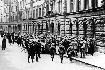 Soldaten vor dem Landtagsgebäude in München während der Münchener Räterepublik 1918/1919