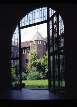 Ehemaliges Franziskanerkloster, Hörsterplatz: Blick vom Kreuzgang in den Innenhof mit Klostergarten (Klosterabriss 2007)