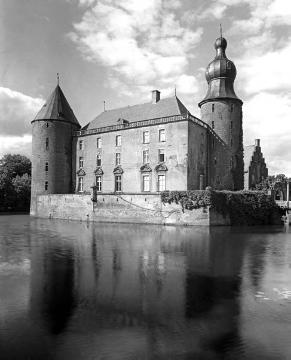 Schloss Gemen, gräftenseitige Ansicht mit Ballturm und Archivturm