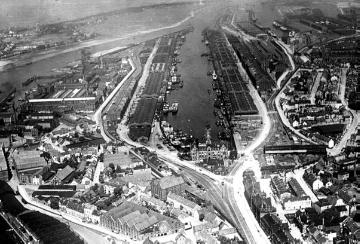 Luftaufnahme der Bremerhavener Häfen