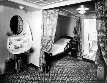 Luxuriöse Schlafkabine mit Bad und WC auf dem Passagierdampfer "Berlin", Reederei Norddeutscher Lloyd