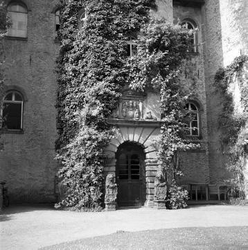 Schloss Holte, Eingangsportal mit Löwenskulpturen