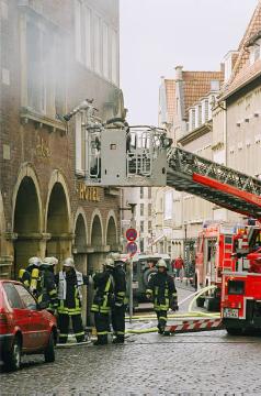 Feuerwehrtrupp im Einsatz: Brand in der Feinkosthandlung "Holstein", Bogenstraße