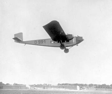 Dreimotoriges Verkehrsflugzeug vom Typ Junkers G. 31 beim Start, Großflugzeug für 15 Passagiere