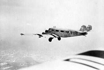 Dreimotoriges Verkehrsflugzeug vom Typ Junkers G. 31 im Flug, Großflugzeug für 15 Passagiere
