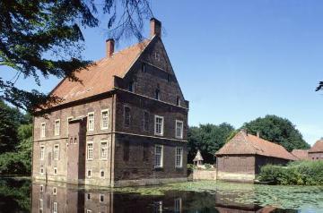 Haus Welbergen: Hauptburg mit Herrenhaus von 1560- 570 und Vorburgpartie von Südwesten