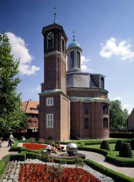 Clemenskirche, Münster, Ansicht 2003 mit Ziergarten und Kugelbrunnen. Erbaut 1745-1753 von Johann Conrad Schlaun als Hospitalkirche eines Klosters (nach 1811 Clemenshospital), im Zweiten Weltkrieg zerstört, 1956-1973 nach Originalplänen wiederhergestellt.