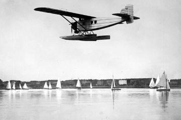 Wasserflugzeug beim Landeanflug: Langstrecken-tauglicher, einmotoriger Hochdecker vom Typ Dornier-Merkur für 2 Piloten und 6 Passagiere