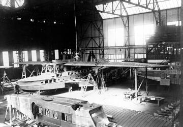 Flugzeugbau: Montage der "Dornier-Wal" in einer Halle der Dornier Metallbau